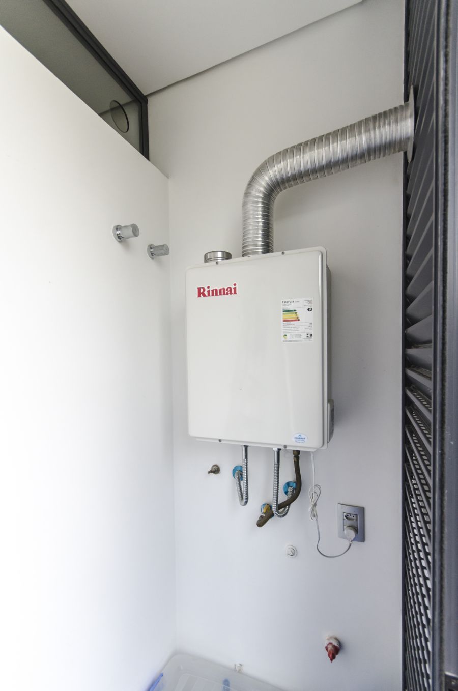 Técnico realizando manutenção de aquecedor